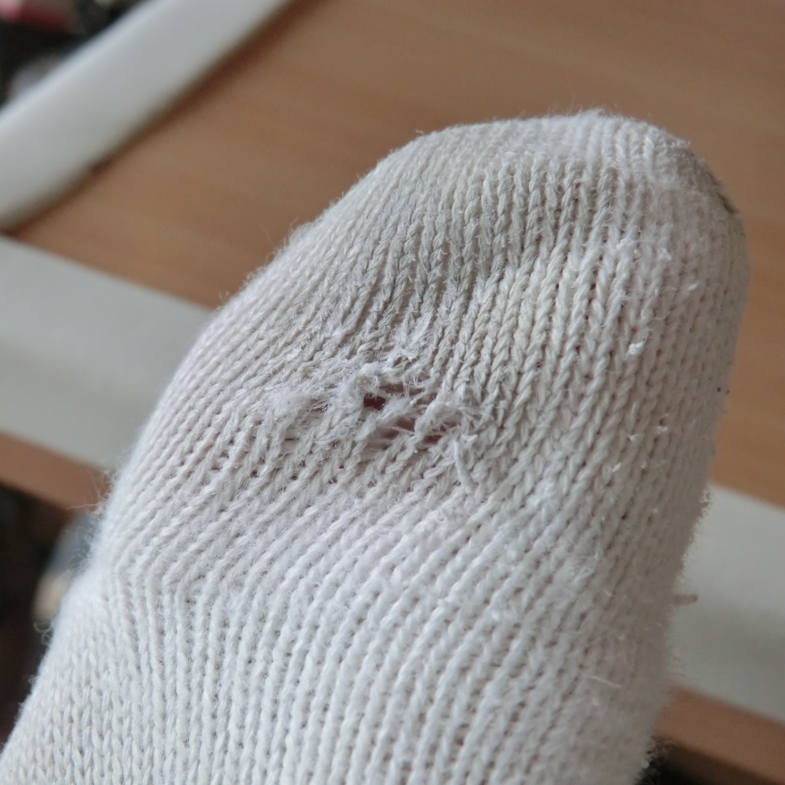 靴下を買ったら穴が開きそうな箇所にマニキュアを塗る作業