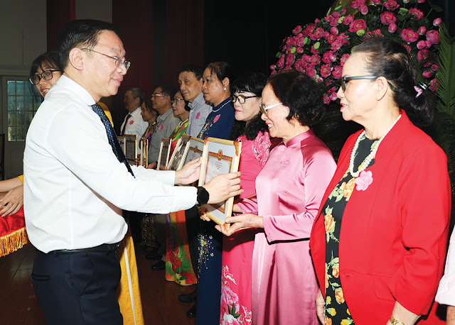 Đồng chí Lê Trần Kiên trao giấy khen cho các cá nhân hoàn thành xuất sắc nhiệm vụ 5 năm liền. (Ảnh: HA) Đồng chí Lê Trần Kiên trao giấy khen cho các cá nhân hoàn thành xuất sắc nhiệm vụ 5 năm liền. (Ảnh: HA)