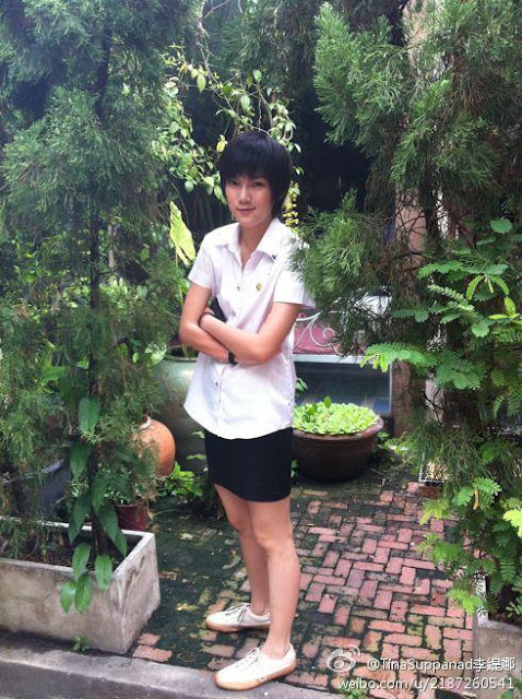 Tina memakai rok seragam rangsit university