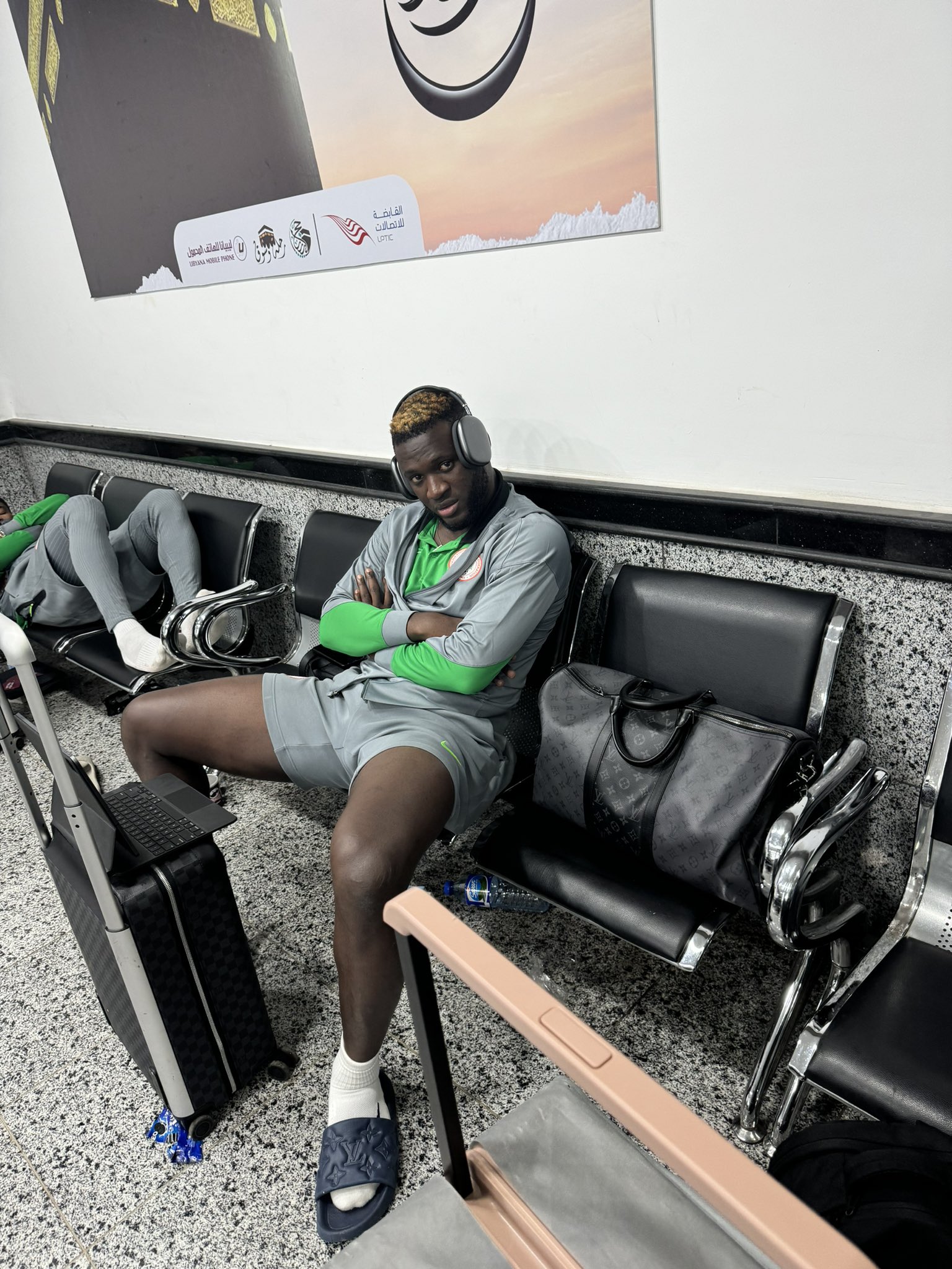 Super Eagles of Naija confam striker, Victor Boniface, as e sit down for airport for inside obodo Libya. Dem jus abandon Naija players witi officials...