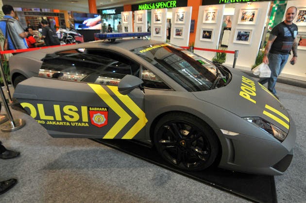  Mobil  Polisi supercar merek  Lamborghini PT SOLID GOLD 