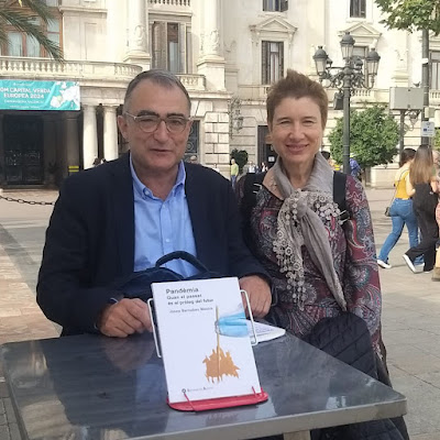 Josep Bernabeu i Núria Sendra a la Plaça del llibre de València