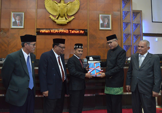 Plt Gubernur Aceh, Nova Iriansyah menghadiri Rapat Paripurna DPR Aceh dalam Rangka Penyerahan KUA-PPAS TA 2019 dan Rapat Paripurna Khusus DPR Aceh dalam Rangka Penyampaian Rancangan Qanun Aceh Tahun 2018 di Gedung Utama DPR Aceh, Senin 06-08-2018.