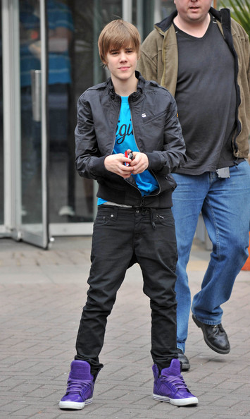 justin bieber pants falling down. +does+justin+ieber+wear