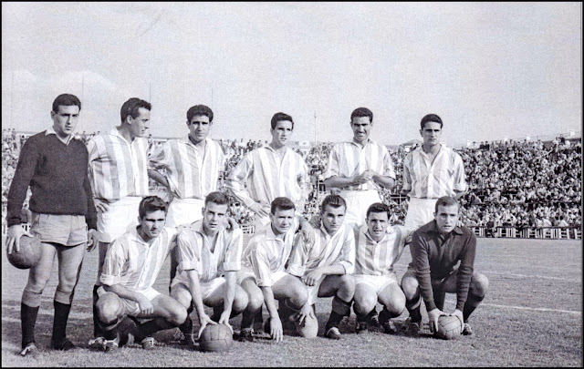 📸REAL VALLADOLID DEPORTIVO 📆10 septiembre 1958 ⬆️Cantero (portero suplente), Tini, Matito, Gallet, Paco Lesmes I y Juanjo García. ⬇️Peiró, Pereda, Mirlo, Beke, Pontoni y Benegas. REAL VALLADOLID DEPORTIVO 7 🆚 BURGOS C. F. 1 Miércoles 10/09/1958, 17:30 horas. Partido amistoso. Valladolid, estadio José Zorrilla. GOLES: ⚽1-0: Pereda. ⚽1-1: 26’, Urquieta. ⚽2-1: Mirlo. ⚽3-1: 60’, Pereda. 4-1: Pereda. ⚽5-1: 67’, Beascoechea. ⚽6-1: 78’, Mirlo. 7-1: 81’, Mirlo.