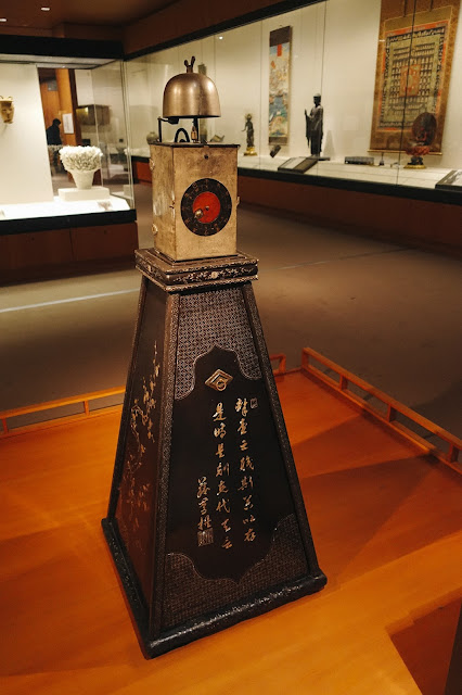 櫓時計（Samurai lord's clock with lacquered stand）