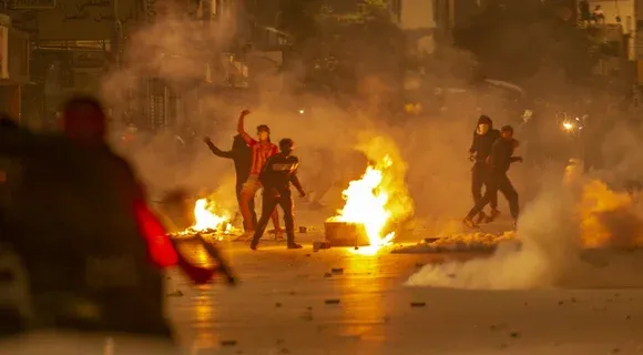 تصادم المحتجين بالأمن التونسي