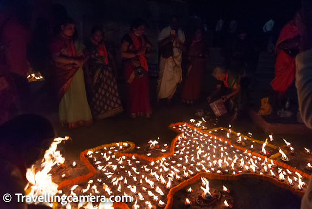 One of the popular rituals performed by South Indians in Varanasi is the lighting of lamps or diyas on the ghats of the Ganges river. This is known as the "Deepa Aradhana" ceremony, which is usually performed by devotees from Tamil Nadu, Andhra Pradesh, and Karnataka.