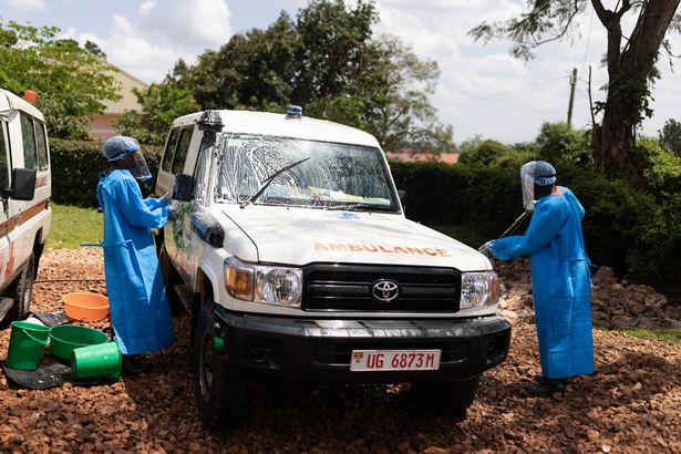 Uganda anuncia bloqueio de 3 semanas em tentativa desesperada de impedir a propagação do vírus mortal Ebola