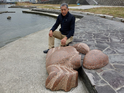 明石川沿いの久保極の彫刻