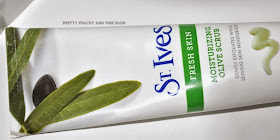 ST IVES MOISTURZING OLIVE SCRUB