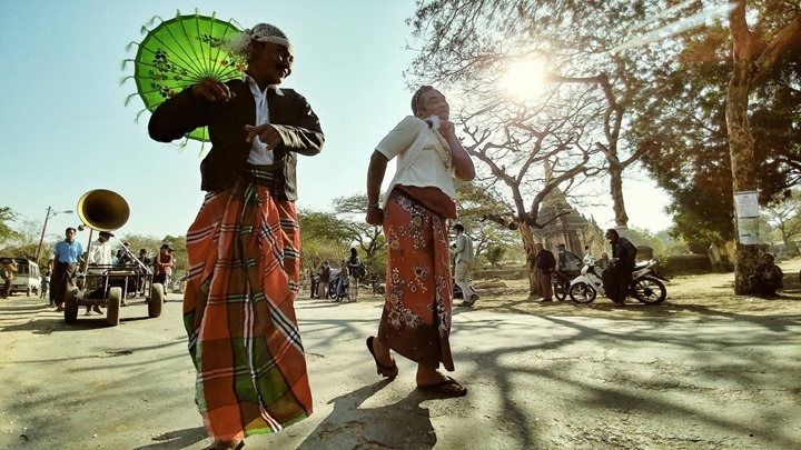 Du lịch Bargan Myanmar - Người Áo Lam