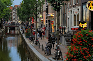 Amsterdam'ın kırmızı ışıklı bölgesi De Wallen, yasal fuhuş ve esrar satan bir dizi kafe gibi etkinlikler sunuyor. Başlıca turistik yerlerden biridir.