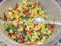 Salata orientala preparare reteta - amestecam toate ingredientele intr-un vas incapator