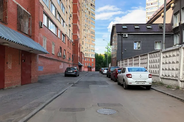 улица Космонавта Волкова, дворы, справа – бывший клуб «Красный Балтиец»