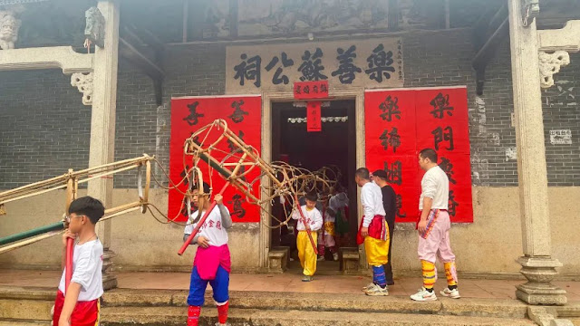 Preparations before the dragon dance, the dragon is invited out of the ancestral hall.