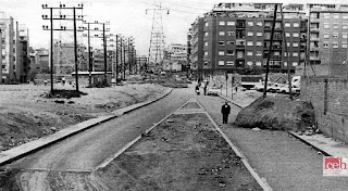 La ciudad se extendió bajo las torres de alta tensión