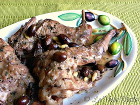 Coniglio con olive e pinoli