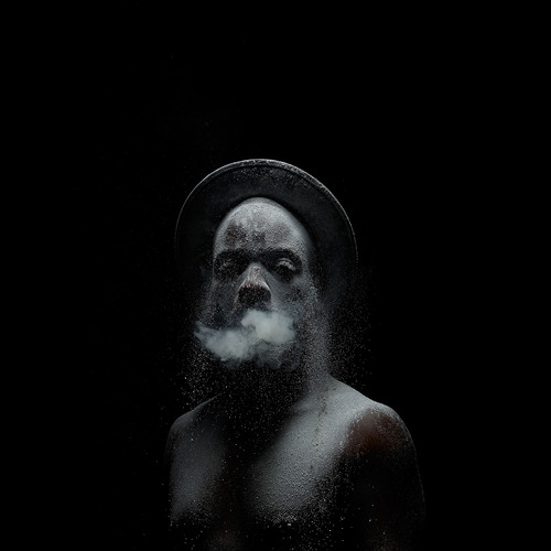 Proyecto Metamorphosis (2015) por Mohau Modisakeng | hombre humo y polvo en claroscuro | bonitas fotos cool