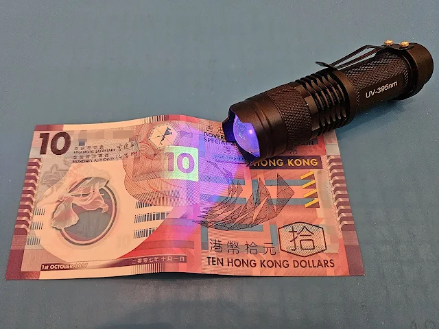 紫光手電筒可顯影鈔票上隱藏的圖案