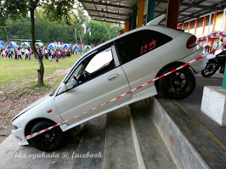 Kereta Tersangkut Di Tangga