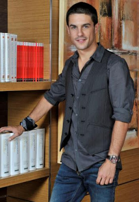 Alejo Sauras junto a muchos libros