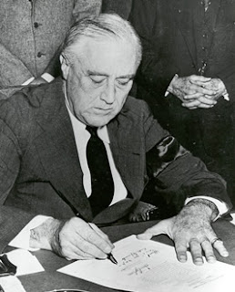 Fotografia de FDR a assinar a Declaração de Guerra com o Japão