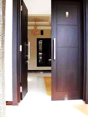 Pintu rumah minimalis warna hitam