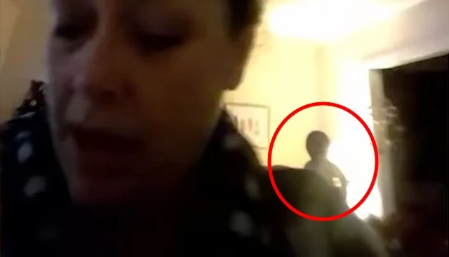Μιλώντας σε συνομιλία μέσω βίντεο, μια γυναίκα  διαπίστωσε ότι ένας εξωγήινος(?) βρισκόταν πίσω της