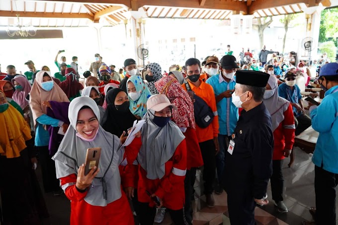 Bupati Haryanto Serahkan Bantuan Dana Baznas Untuk Ratusan Penyapu Jalan