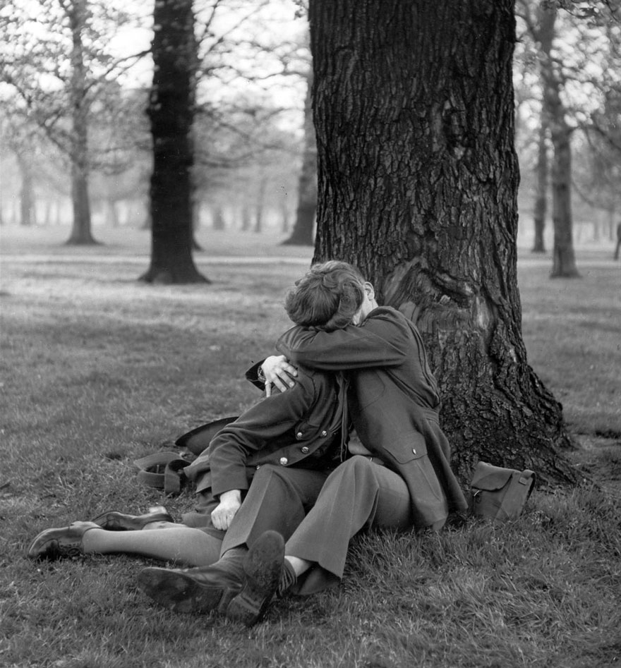 60 + 1 Heart-Warming Historical Pictures That Illustrate Love During War - An English ATS And Eighth Air Force Sergeant Enjoy A Blissful Kiss, 1945