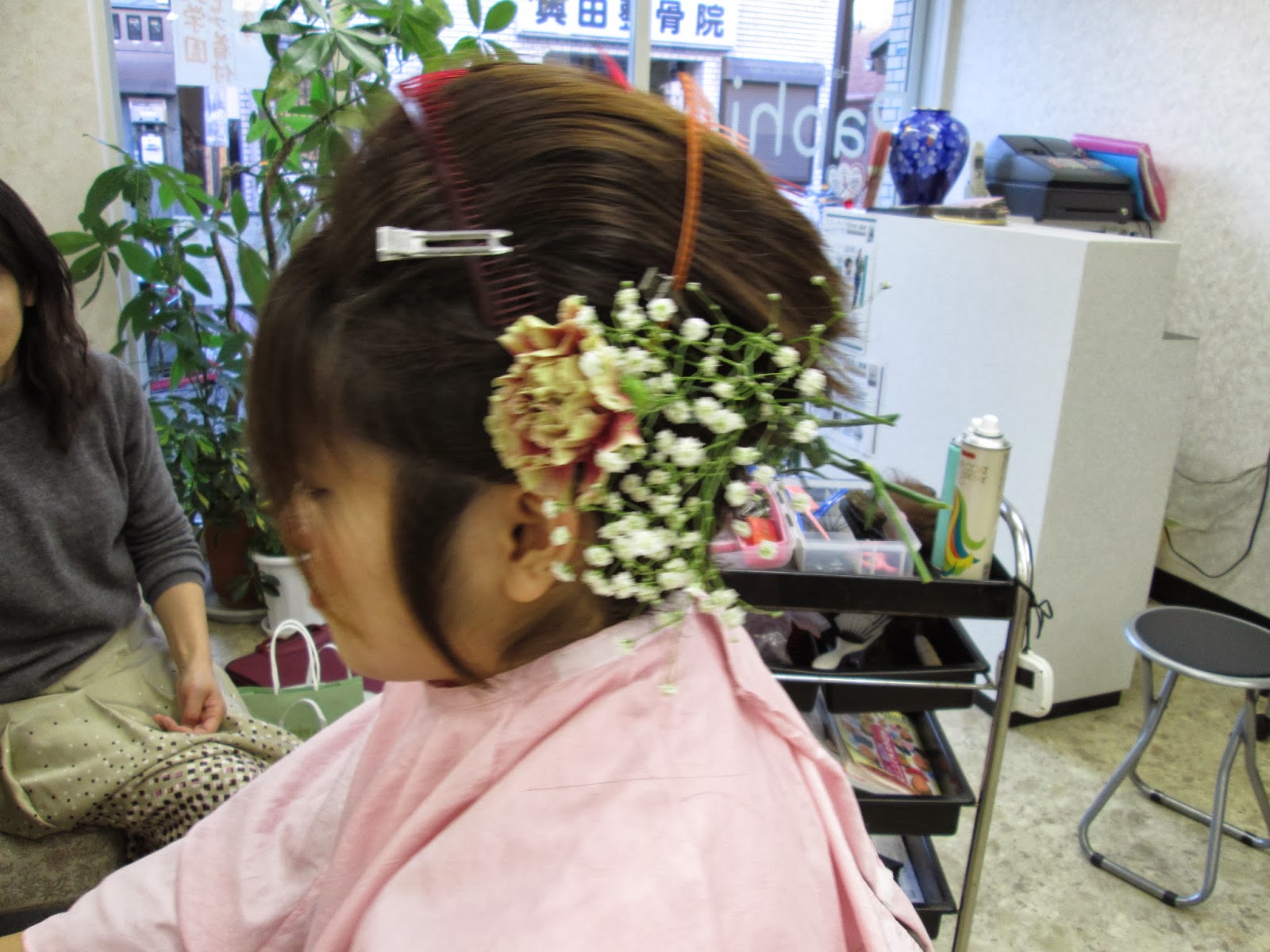 ｐａｐｈｉｏのつぶやき ショートボブを成人式の装いにヘアアレンジします 髪飾りは生花で
