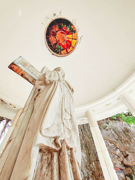 Image of Christ in Matinloc Shrine, El Nido