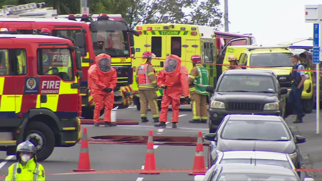 FENZ đã có mặt tại hiện trường khi sự cố xảy ra khiến một con đường đông đúc ở Auckland bị đóng cửa. (Nguồn: 1News)