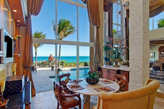 Foto del interior de una mansion al lado del mar