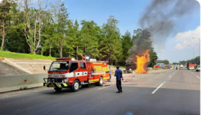 Truck Tangki Solar terbakar di Tol Jakarta Merak