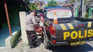 Ditemukan Kelelahan Berjalan Kaki, Nenek 80 Tahun Diantar Pulang Anggota Polsek Kandat