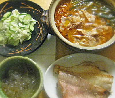 今日の晩ごはん　甘辛味噌鍋　コールスローサラダ　赤魚粕漬＋1