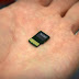 4 COISAS QUE VOCÊ PRECISA CONSIDERAR NA HORA DE COMPRAR UM CARTÃO MICRO SD. IMAGINE A SEGUINTE SITUAÇÃO: VOCÊ PRECISA COMPRAR UM CARTÃO MICROSD PARA USAR NA SUA CÂMERA, POIS QUER GRAVAR ALGUNS VÍDEOS EM FULL HD E NÃO TEM MAIS ESPAÇO. AÍ VOCÊ ENCONTRA UM CAMELÔ VENDENDO UM CARTÃO MICROSD DE 64 GB POR R$ 30. VOCÊ COMPRA O CARTÃO E SAI FELIZ DA VIDA. AFINAL, ACABA DE FAZER UM ÓTIMO NEGÓCIO, CERTO? ERRADO. VOCÊ DESCOBRE DEPOIS QUE O MICROSD QUE VOCÊ COMPROU É UM CARTÃO ANTIGO CLASSE 2, E POR ISSO SÓ CONSEGUE GRAVAR, NO MÁXIMO, 2 MB POR SEGUNDO. JUSTAMENTE POR ISSO, ELE NÃO É CAPAZ DE GRAVAR IMAGENS EM FULL HD. SEUS VÍDEOS TERÃO QUE SER GRAVADOS EM UMA QUALIDADE MENOR - OU VOCÊ PRECISARÁ APAGAR ALGUM ARQUIVO DA MEMÓRIA DA CÂMERA PARA GRAVAR EM FULL HD.