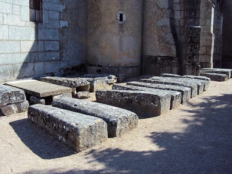 Alguns dos túmulos vazios junto à igreja de Quarré-les-Tombes