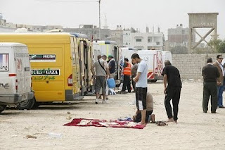 Foto Muslim Tetap Shalat Walau Dalam Kondisi Apapun | liataja.com