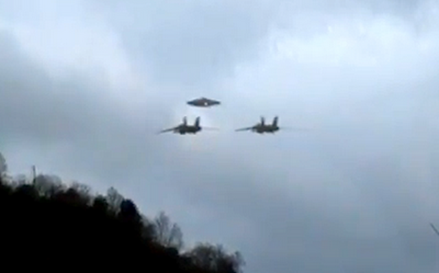 320db-Ovni Ufo Escoltado por Aviões