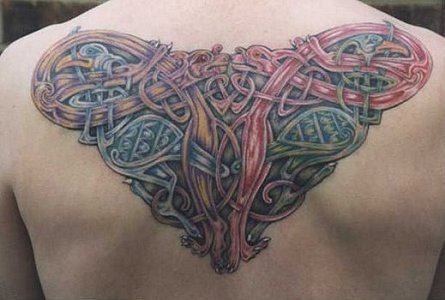 Otro de sus tatuajes es una Ave Fenix Bicefala en el pecho