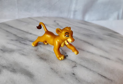 Miniatura de vinil estatica de Simba do Rei Leão - 8 cm comprimento R $  15,00