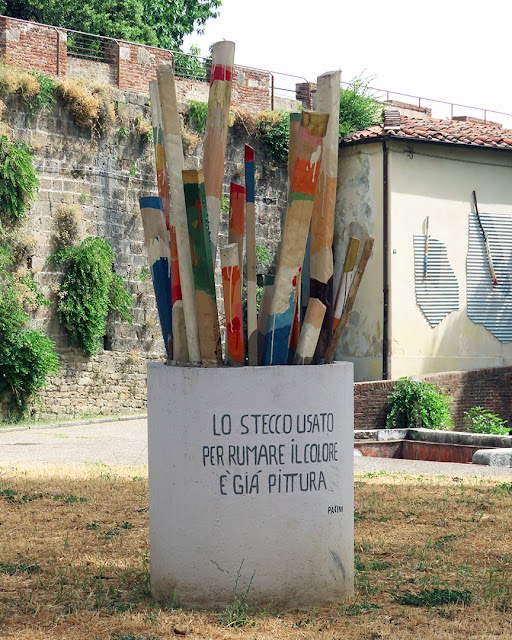 Lo stecco usato per rumare il colore è già pittura by Gianfranco Pacini (The stick used to mix the color is already painting), Piazza delle Gondole, Pisa