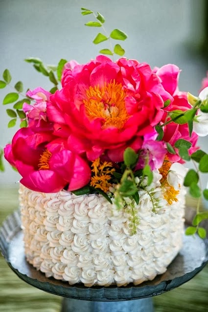tårta med riktiga blommor, bröllopstårta, bröllopstårta blommor, bröllopstårta riktiga blommor, bröllopstårta pioner, wedding cake floral topper, cake floral topper, wedding cake flower topper, cake flower topper