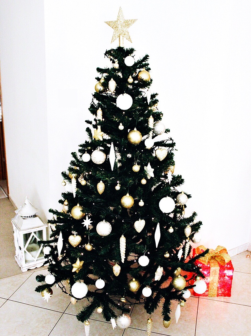 white and gold glamorous Christmas tree decoration; zlatno bela dekoracija jelke