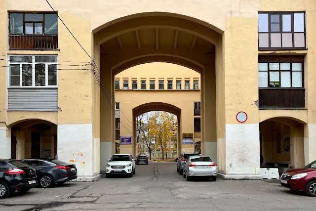 Жуковский, улица Жуковского, жилой дом 1937 года постройки – «Пятый дом», арки