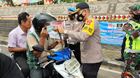 Polres Tanggamus Bersama TNI dan Forkopimda Bagikan Masker