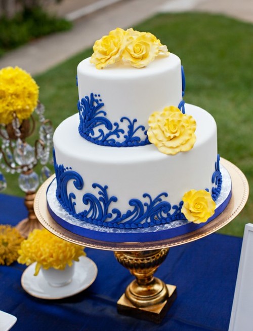 I just adore the design on this wedding cake with the royal blue swirls and 